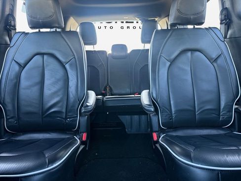 Used 2025 Chrysler Pacifica Limited image 16