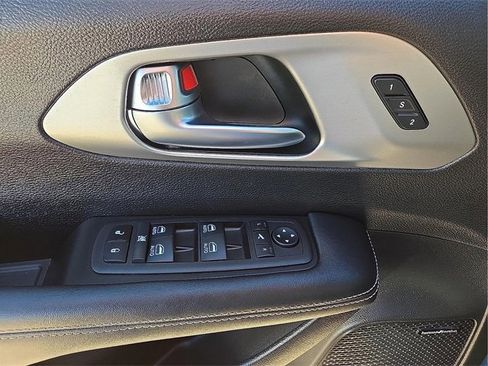 Used 2023 Chrysler Pacifica Limited w/ Uconnect Theater Family Group image 13