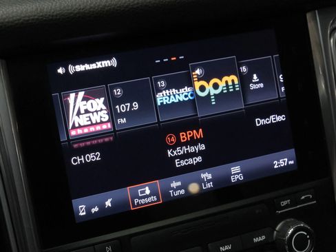 Used 2017 Porsche Macan image 32