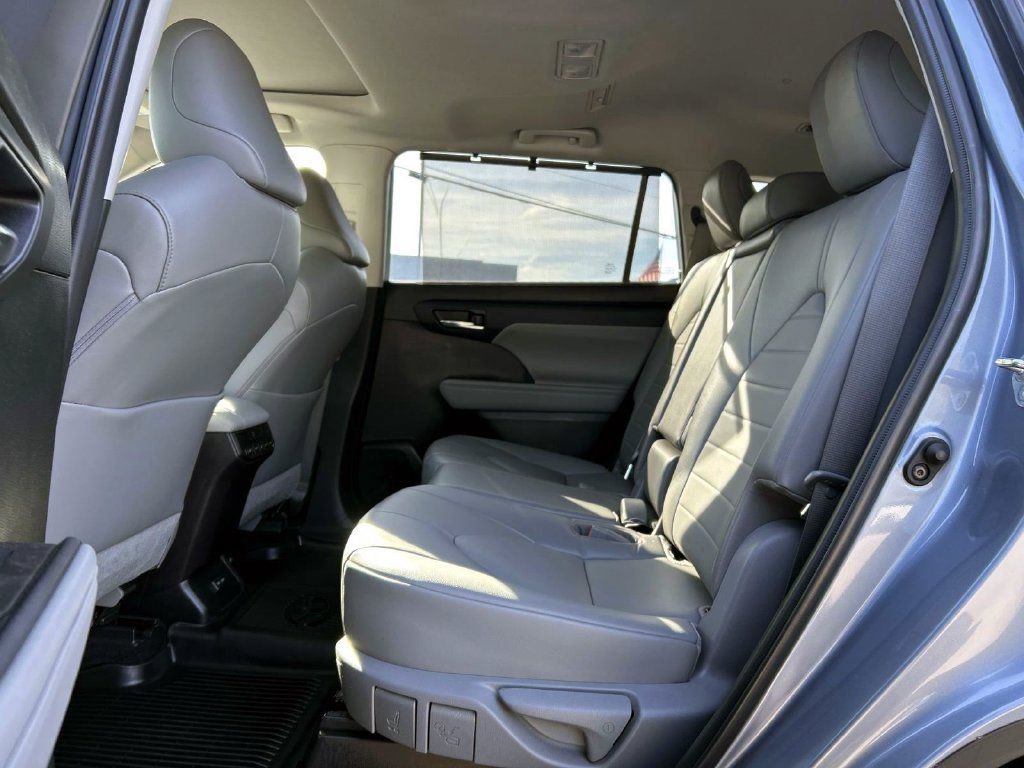 Used 2022 Toyota Highlander XLE AWD/4WD image 14
