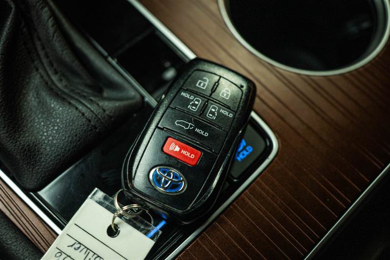 Used 2024 Toyota Sienna XLE w/ XLE Plus Package FWD image 23