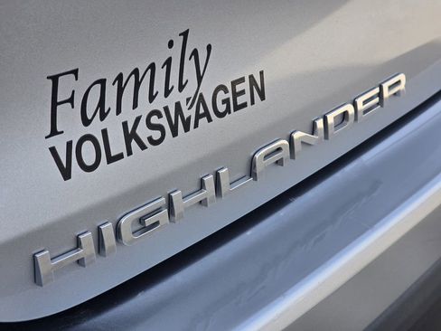 Used 2024 Toyota Highlander LE image 7