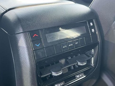 Used 2024 Jeep Grand Cherokee L Laredo image 20