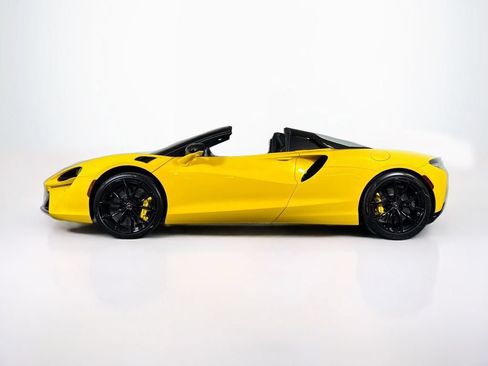Used 2025 McLaren Artura Spider RWD image 2