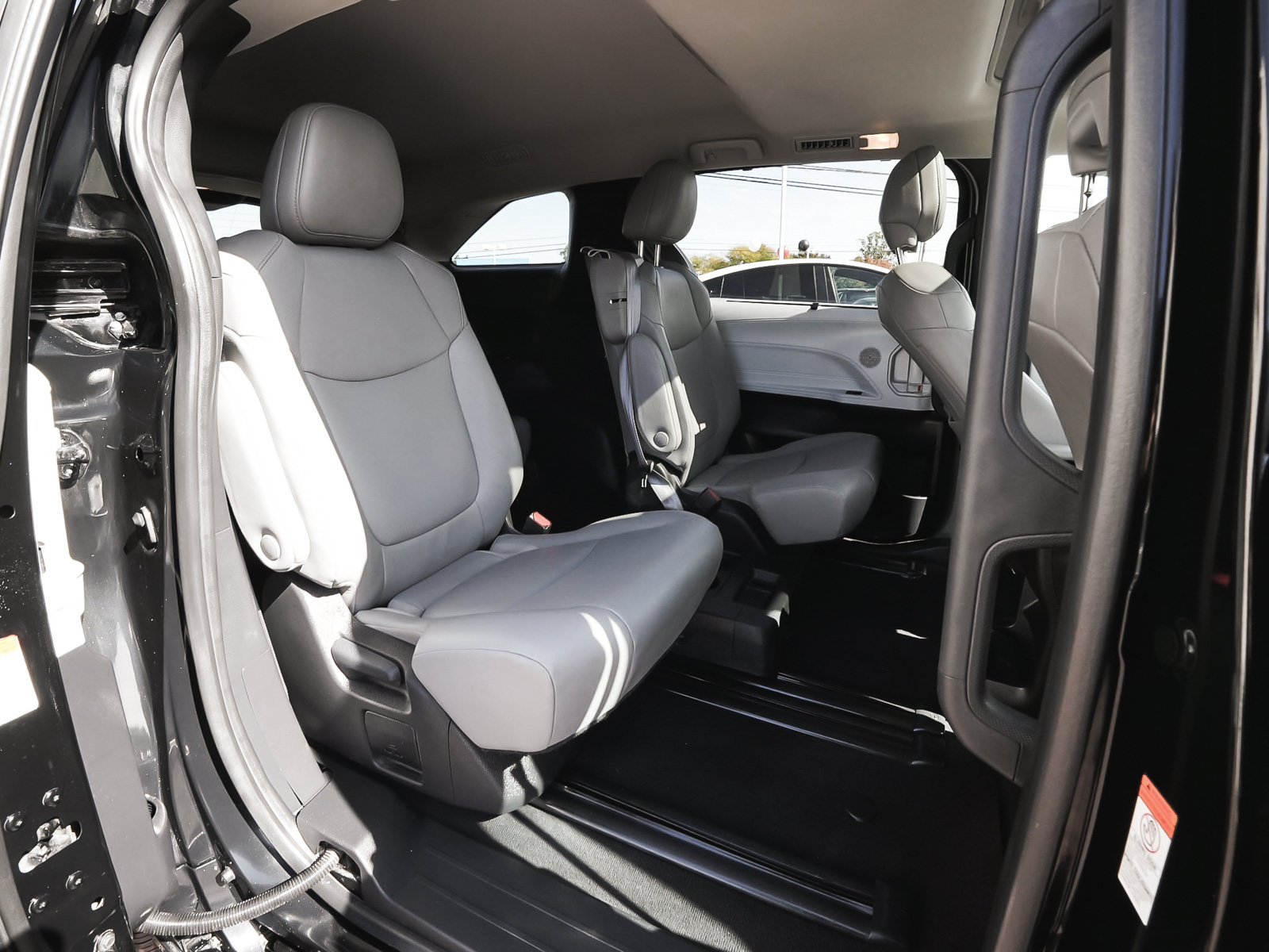 Used 2025 Toyota Sienna XLE FWD image 39