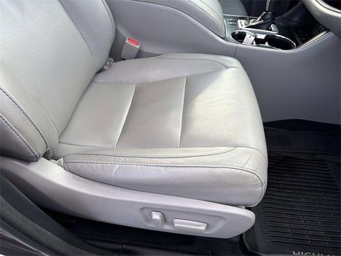 Used 2018 Toyota Highlander XLE image 10