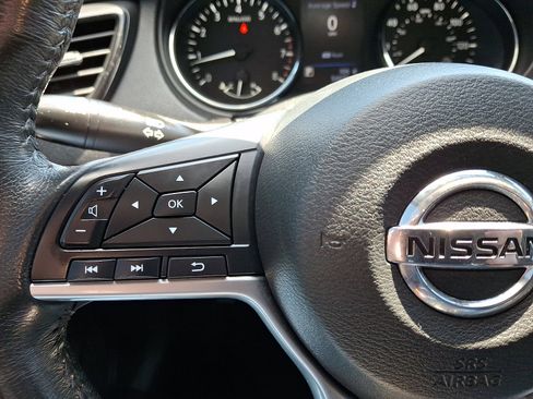 Used 2018 Nissan Rogue SV AWD/4WD image 20