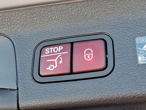 Certified 2025 Mercedes-Benz GLS 450 4MATIC image 31