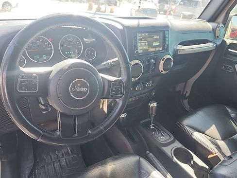 Used 2017 Jeep Wrangler Unlimited Rubicon w/ Connectivity Group image 8