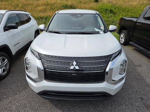 Used 2024 Mitsubishi Outlander ES FWD image 2
