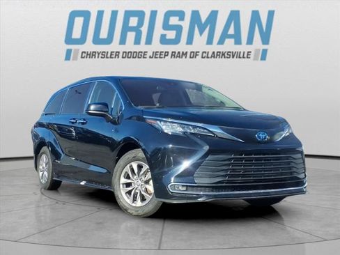 Used 2023 Toyota Sienna XLE image 1