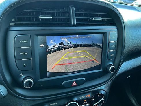 Used 2025 Kia Soul LX w/ LX Technology Package FWD image 15