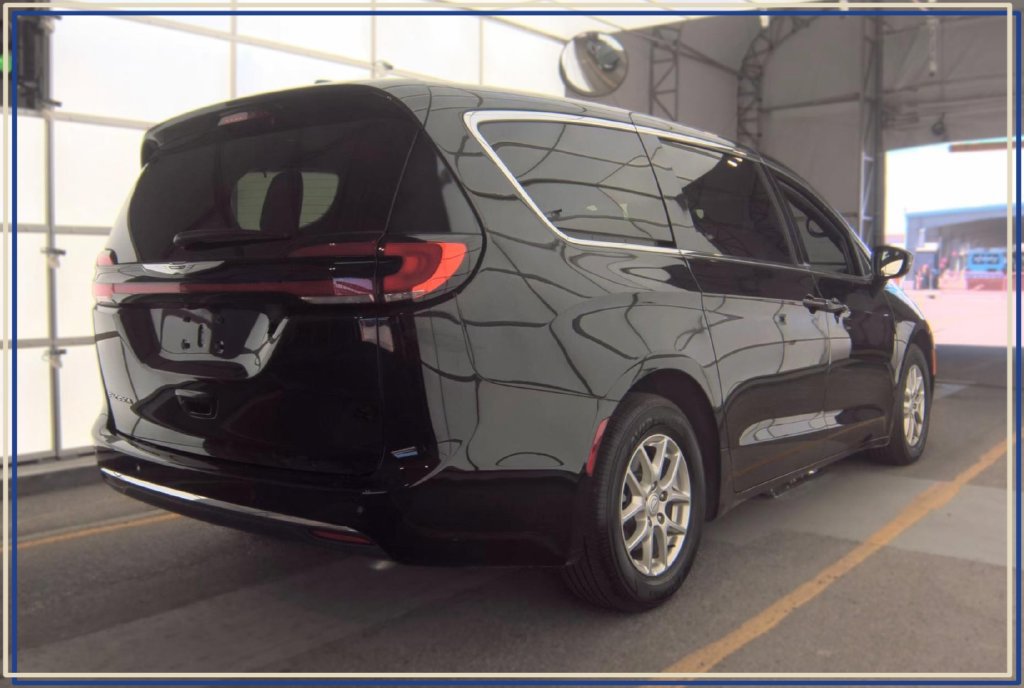 Used 2026 Chrysler Pacifica Select FWD image 6