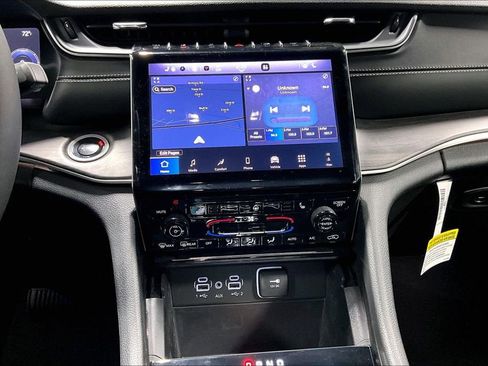 Used 2025 Jeep Grand Cherokee Limited image 8