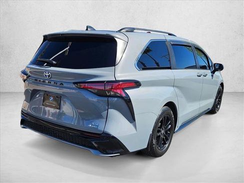 Used 2023 Toyota Sienna XSE w/ XSE Plus Package image 5