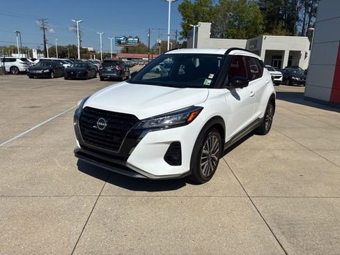 Used 2023 Nissan Kicks SR image 3