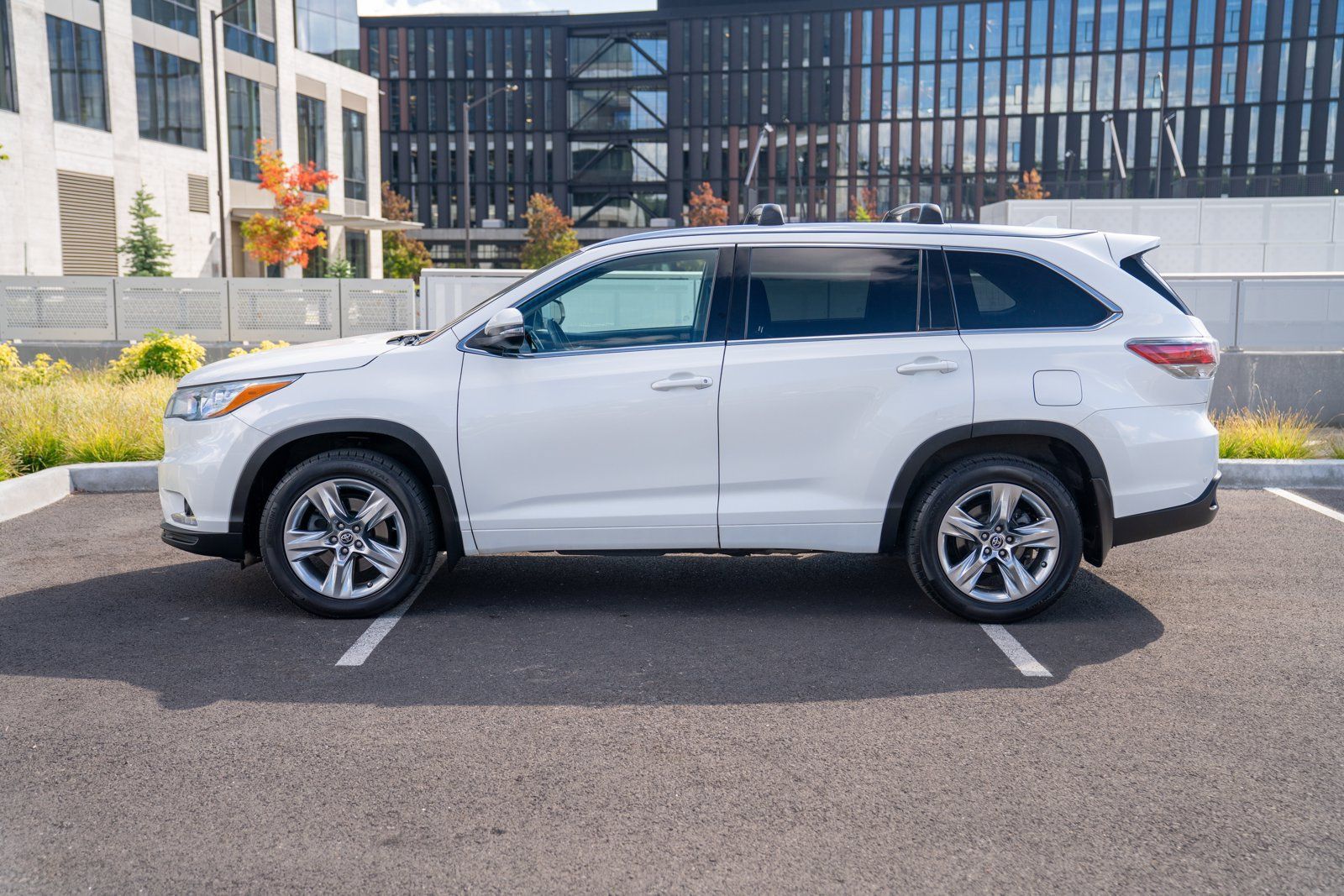 Used 2016 Toyota Highlander Limited AWD/4WD image 2