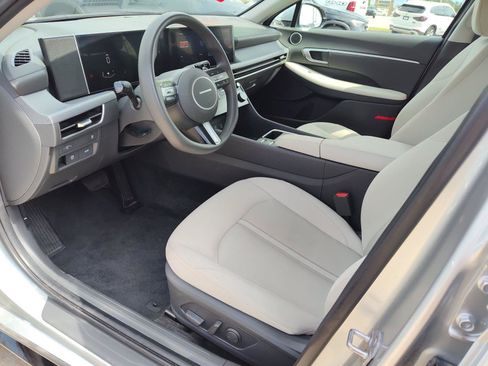 Used 2025 Hyundai Sonata SEL FWD image 2