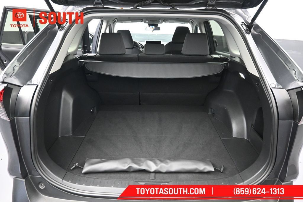 Used 2025 Toyota RAV4 XLE AWD/4WD image 27