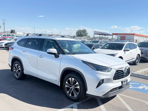 Used 2022 Toyota Highlander XLE AWD/4WD image 4
