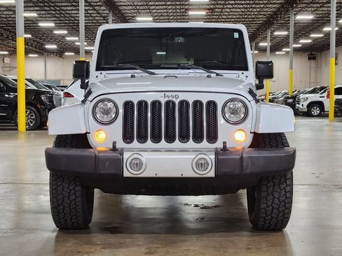 Used 2018 Jeep Wrangler Unlimited Sahara AWD/4WD image 2