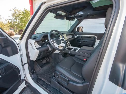 Used 2025 Land Rover Defender 90 S image 37