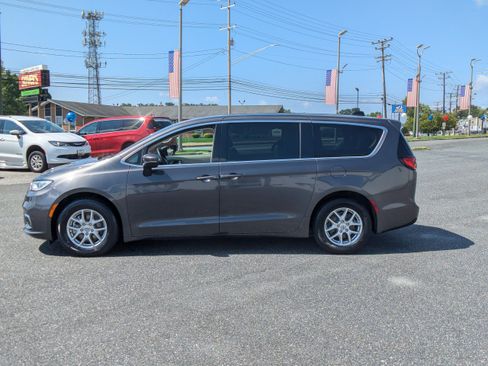 Used 2023 Chrysler Pacifica Touring-L FWD image 5