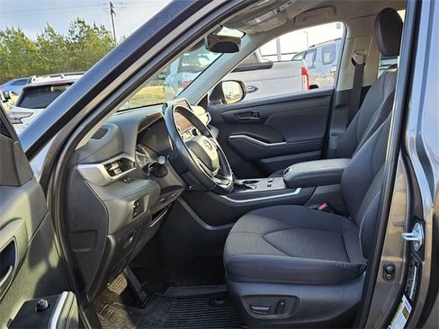 Used 2023 Toyota Highlander LE image 4
