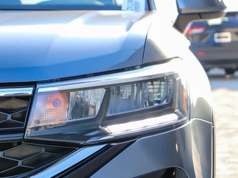 Used 2022 Volkswagen Taos SE w/ Panoramic Sunroof Package image 4