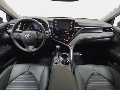 Used 2023 Toyota Camry SE w/ Cold Weather Package image 9