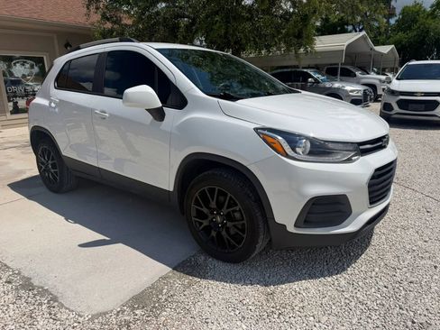 Used 2021 Chevrolet Trax LT w/ Premium Seat Package AWD/4WD image 2
