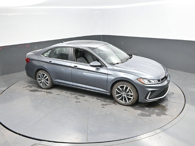 Used 2025 Volkswagen Jetta SE FWD image 32