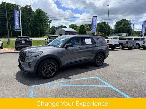 Used 2025 Ford Explorer ST-Line w/ ST-Line Street Pack AWD/4WD image 2