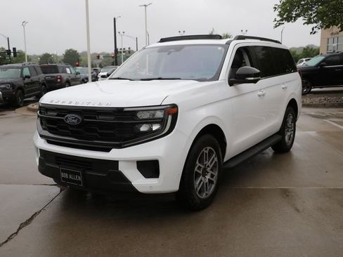 Used 2025 Ford Expedition Active AWD/4WD image 3