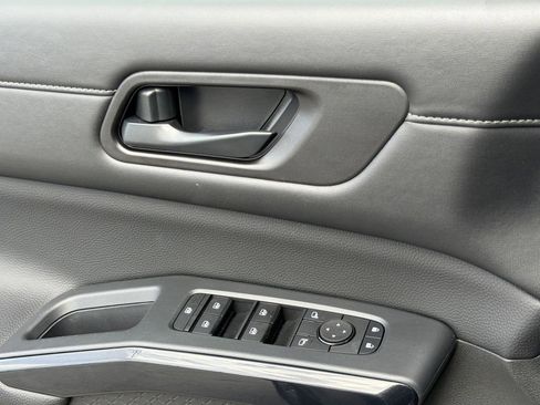 Used 2025 Nissan Pathfinder SV FWD image 18