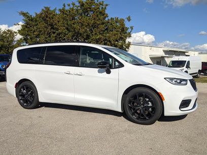 New 2026 Chrysler Pacifica Select