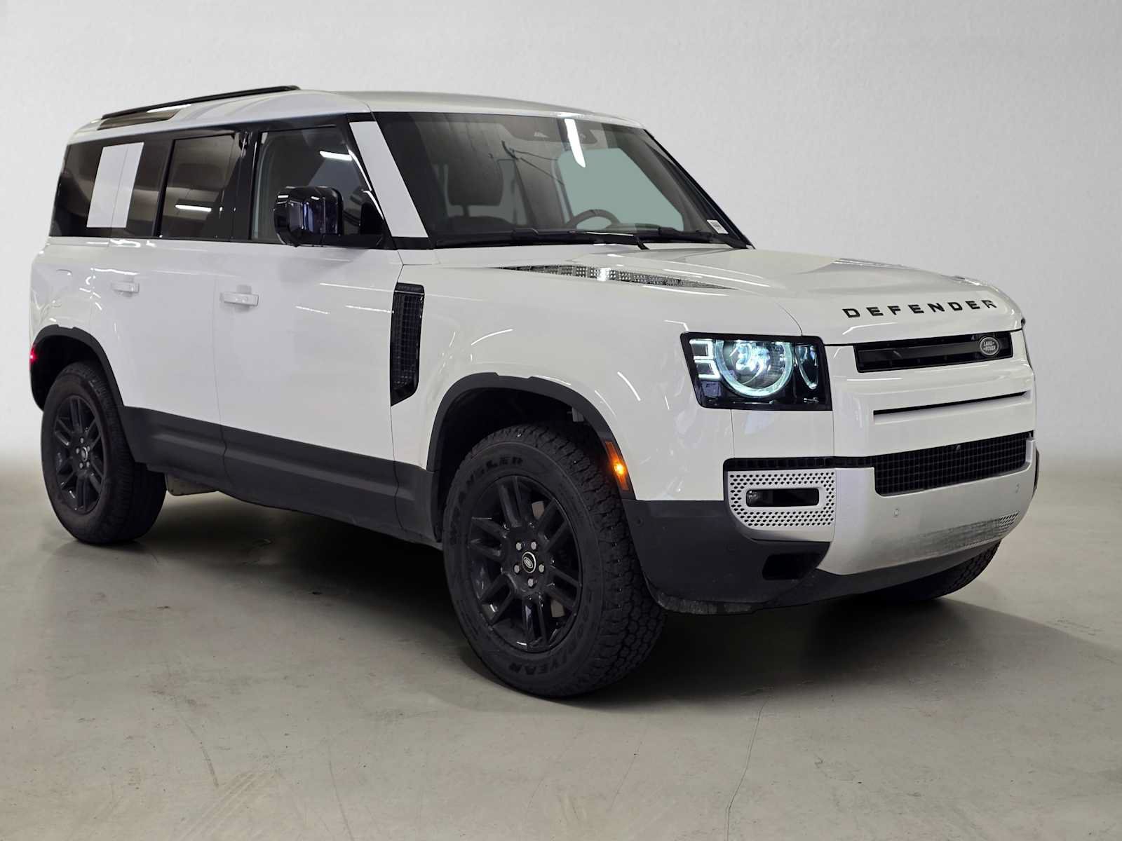 Used 2025 Land Rover Defender 110 S AWD/4WD image 7