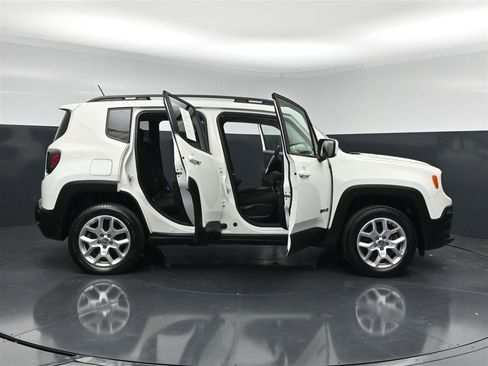 Used 2017 Jeep Renegade Latitude AWD/4WD image 40