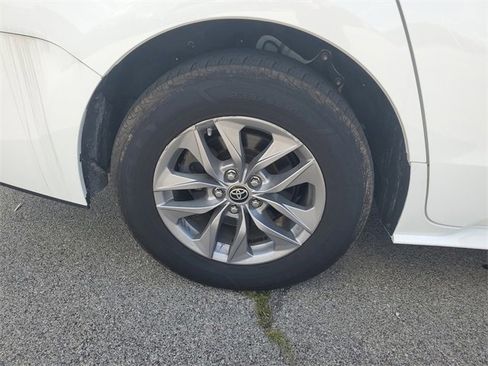 Used 2022 Toyota Sienna LE image 6