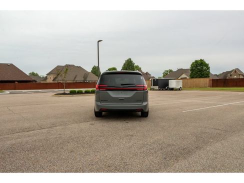 Used 2025 Chrysler Pacifica Limited FWD image 6
