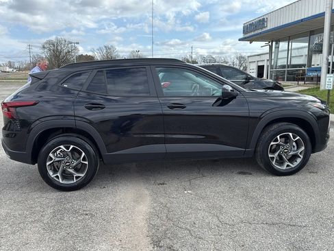 Used 2025 Chevrolet Trax LT FWD image 6