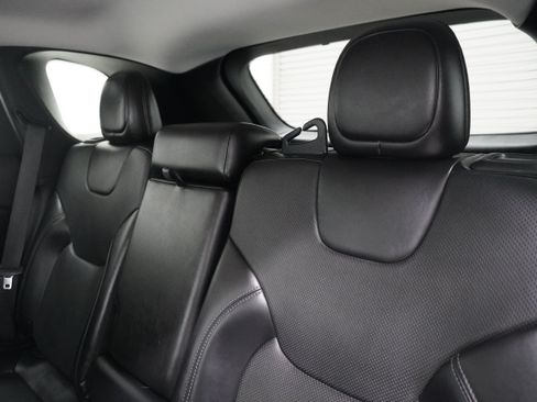 Used 2019 Jeep Cherokee Limited FWD image 12