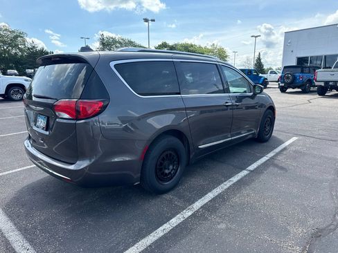 Used 2017 Chrysler Pacifica Touring-L Plus FWD image 3