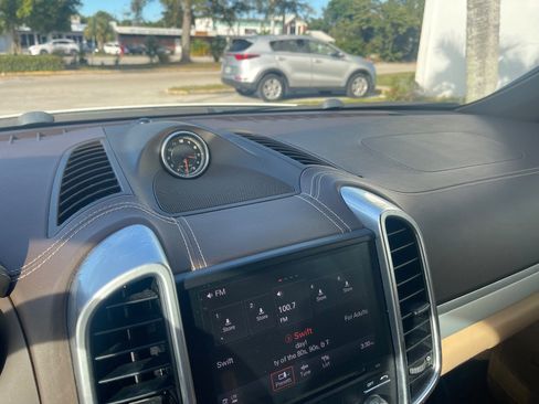 Used 2018 Porsche Cayenne Platinum Edition image 15