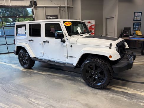 Used 2014 Jeep Wrangler Unlimited Sahara AWD/4WD image 28