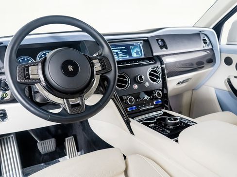 Used 2023 Rolls-Royce Cullinan Black Badge image 3