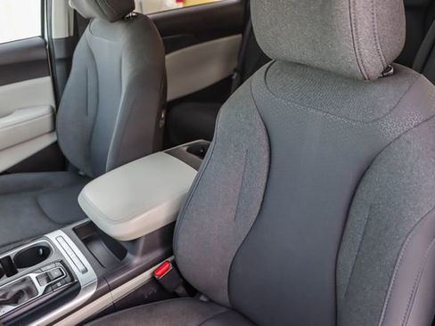 Used 2022 Kia Carnival LX image 28