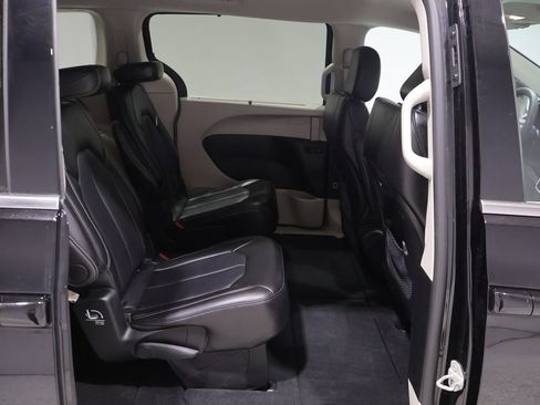 Used 2024 Chrysler Pacifica Touring-L FWD image 26