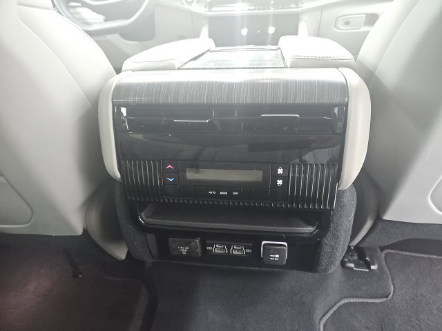 Used 2024 Jeep Wagoneer L Series II w/ Flexible Seating Group AWD/4WD image 12