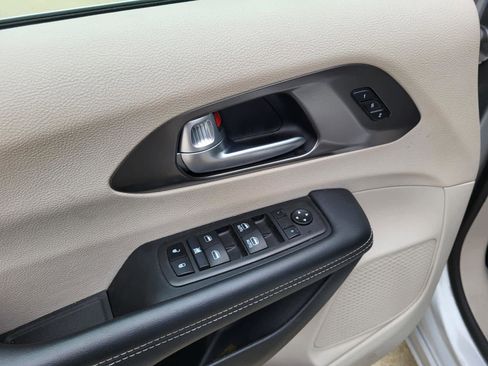 Used 2024 Chrysler Pacifica Touring-L image 17